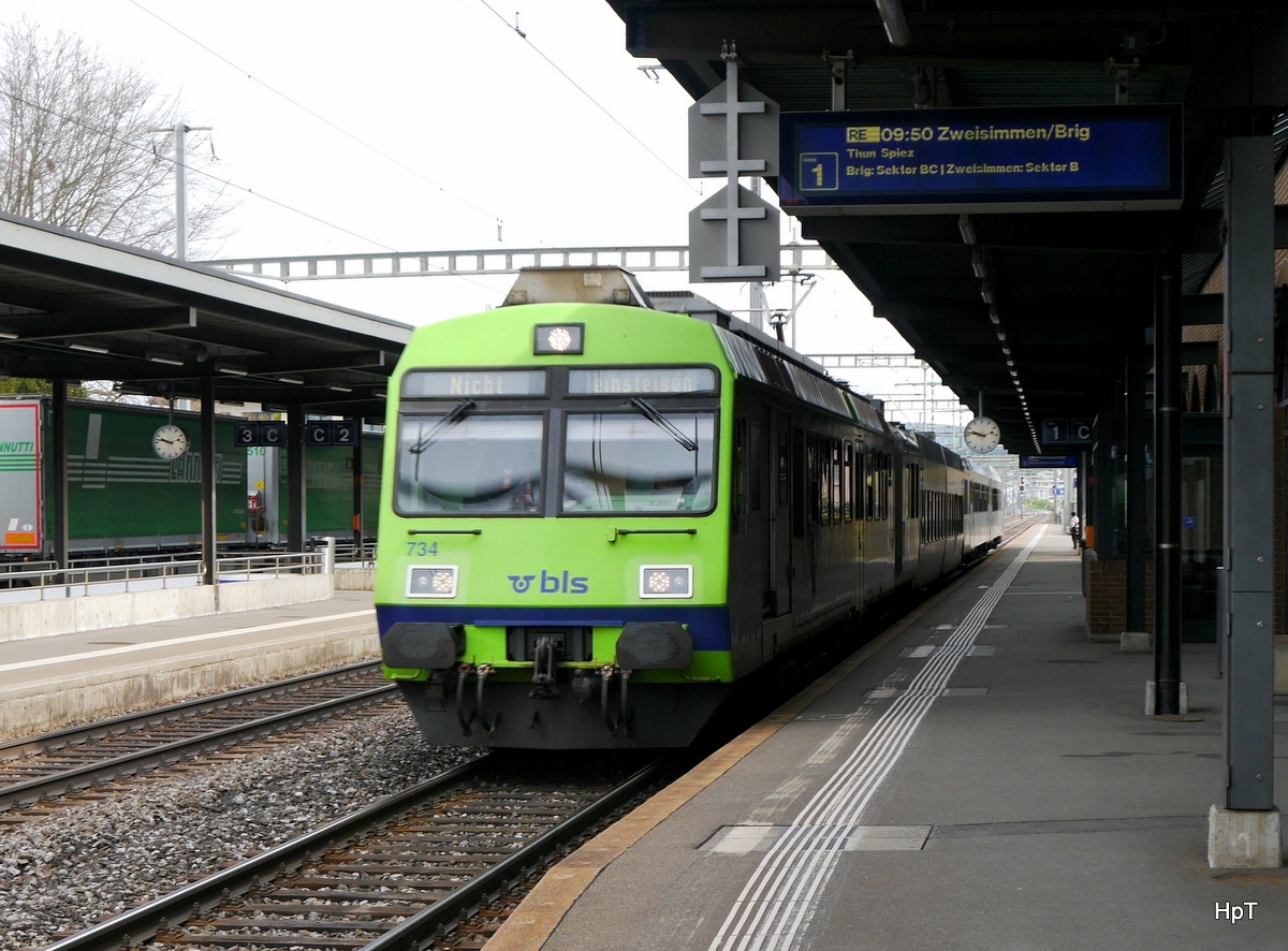 BLS - Unterwegs nach Nicht Einsteigen an der Spitze der Triebwagen RBDe 4/4 565 734 bei der durchfahrt im Bahnhof von Münsingen am 04.05.2017
