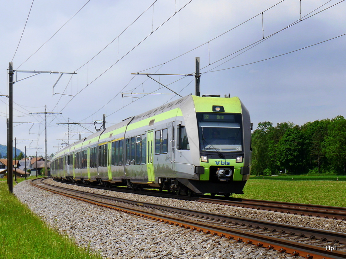 BLS - Unterwegs der Triebzug RABe 535 102-8 bei Uttigen am 14.05.2015