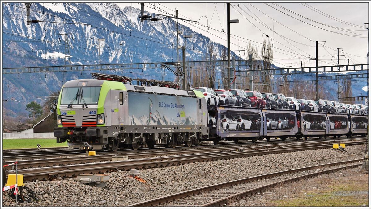 BLS Vectron 403 mit einem Autozug in Sargans. (06.03.2017)