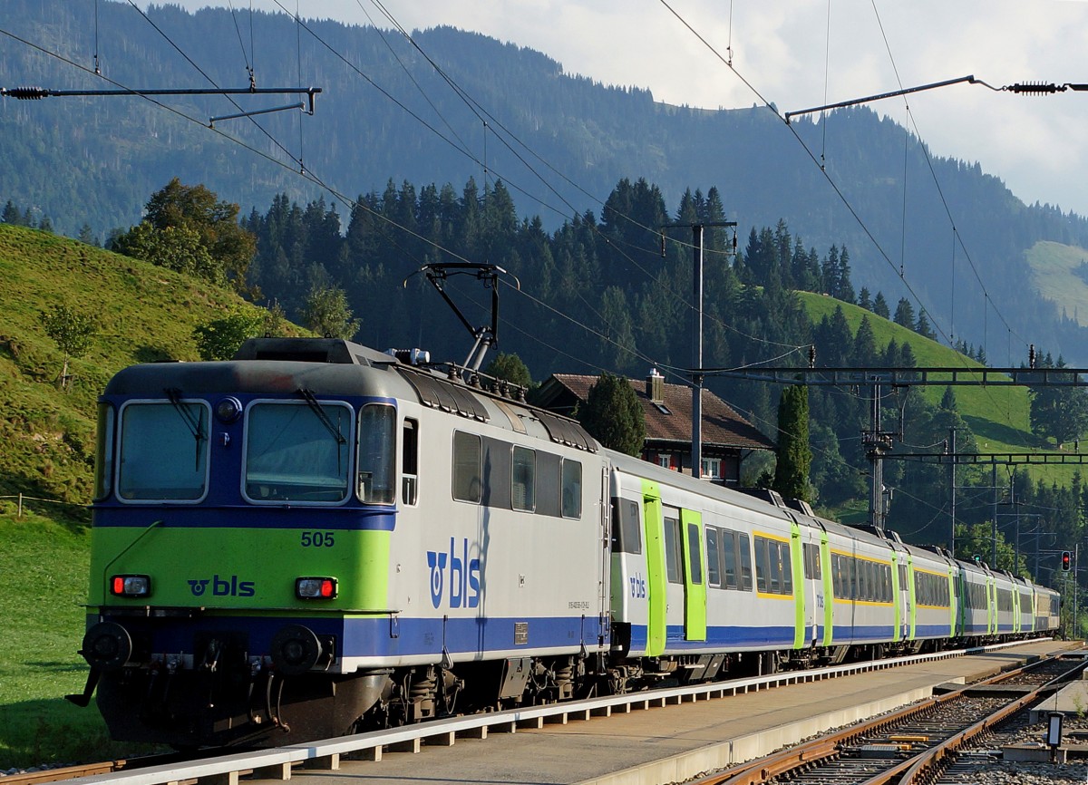 BLS: Verstärkter RE Luzern-Bern mit der Re 420 505 beim Zwischenhalt in Escholzmatt am 9. September 2015.
Foto: Walter Ruetsch