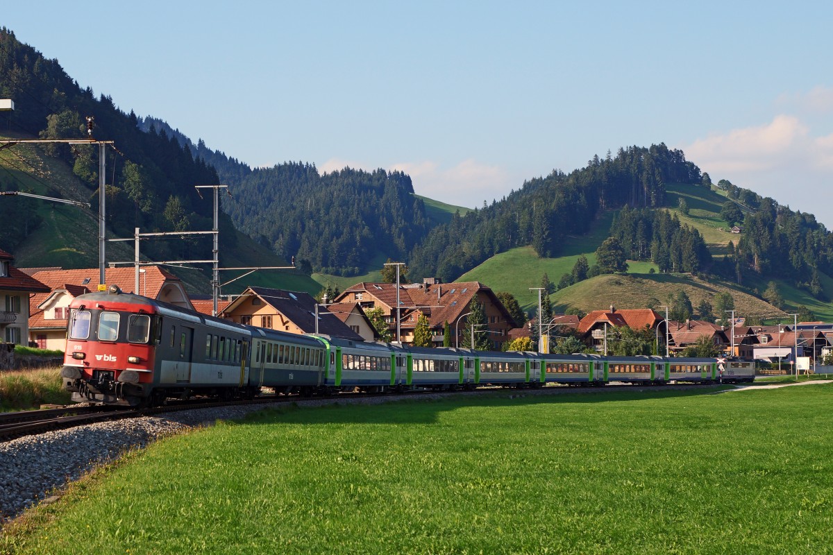 BLS: Verstärkter RE Luzern-Bern mit der Re 420 505 bei Escholzmatt im letzten Abendlicht am 9. September 2015.
Foto: Walter Ruetsch