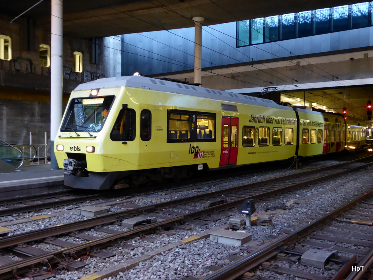 BLS - Werbetriebwagen RABe 525 037-8 in Bahnhof Bern am 05.09.2015