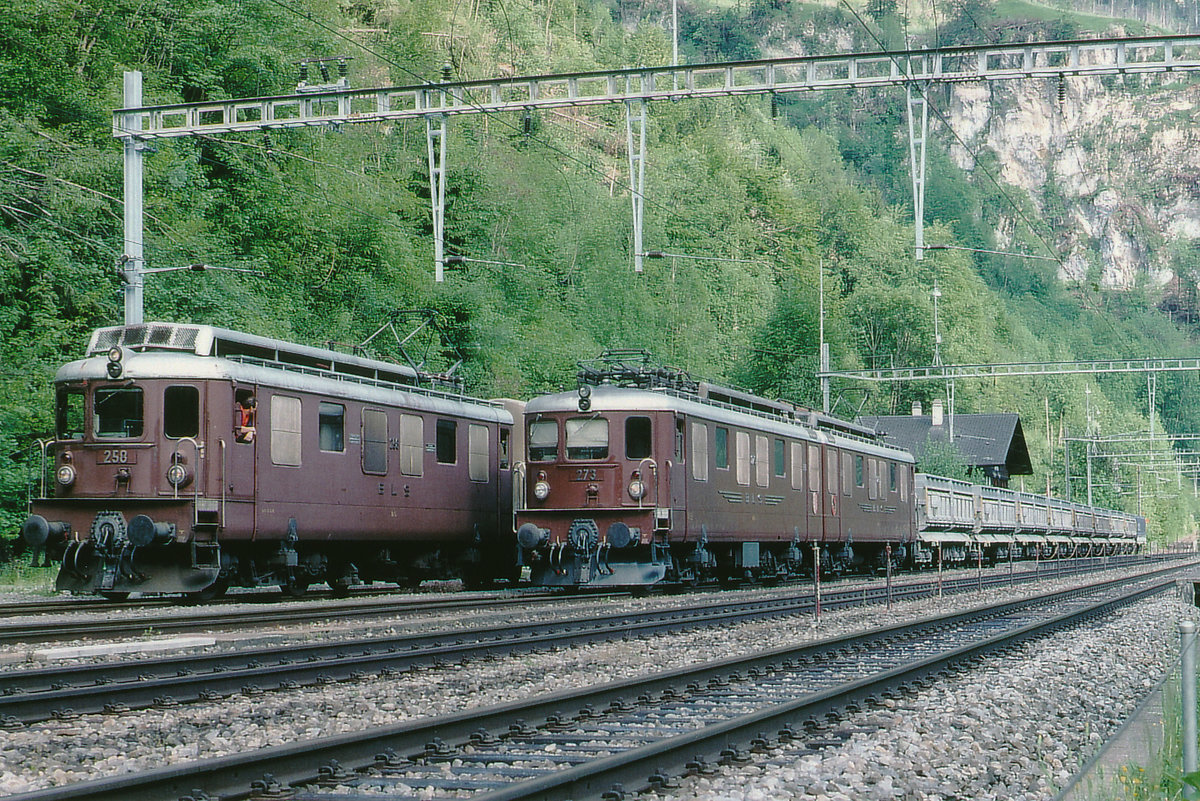 BLS: Zusammentreffen der Ae 4/4 258 (1944-55), mit der Ae 8/8 273 (1959-66) unterhalb der Bahnstation  Blausee Mitholz im August 1999.
Foto: Walter Ruetsch 