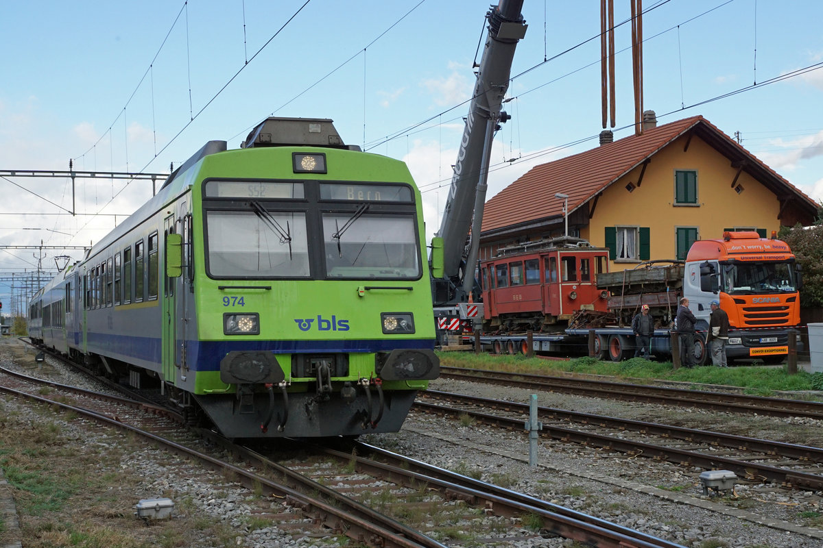 BLS/BLT/BEB: Eher seltene Begegnung in Kerzers am 27. Oktober 2017 zwischen der BLS S 52 und dem ehemaligen BEB X 112. Der X 112 wurde für die Abreise vorbereitet.
Foto: Walter Ruetsch
