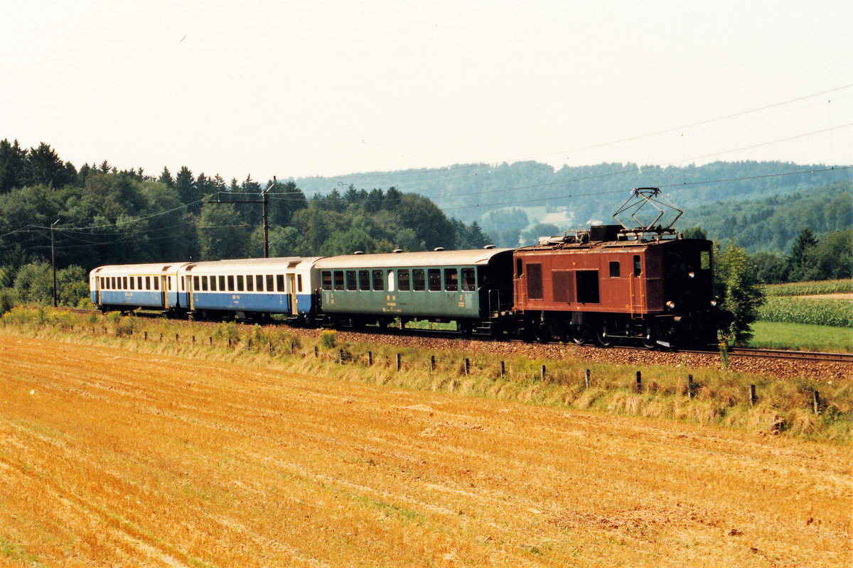 BLS/BN.
Personenzug der Bern-Neuenburg-Bahn (BN) auf der Fahrt von Neuchâtel nach Bern mit der GBS Ce 4/4 311, Baujahr 1920, im August 1986.
Foto: Walter Ruetsch
