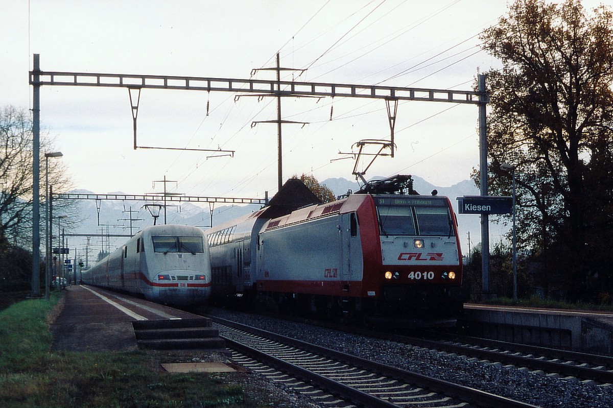 BLS/CFL: Gäste aus Luxemburg bei der BLS. Im Zusammenhang mit der Neuanschaffung von Doppelstöckern wurden im Jahre 2005 auf der S-Bahn Bern-Fribourg (S1) planmässige Testfahrten durchgeführt mit zwei Doppelstockzügen der SOCIETE NATIONALE DES CHEMINS DE FER LUXEMBOURGEOIS. CFL 4010 am späten Abend bei schlechter Witterung anlässlich einer sehr seltenen Begegnung mit einem ICE (BR 401-410) der DB bei Kiesen. Diese Testfahrten führten zu einer Bestellung von 28 RABe 515  MUTZ , die nun seit dem Fahrplanwechsel 2013 auf der S1 im täglichen Einsatz stehen.

Foto: Walter Ruetsch