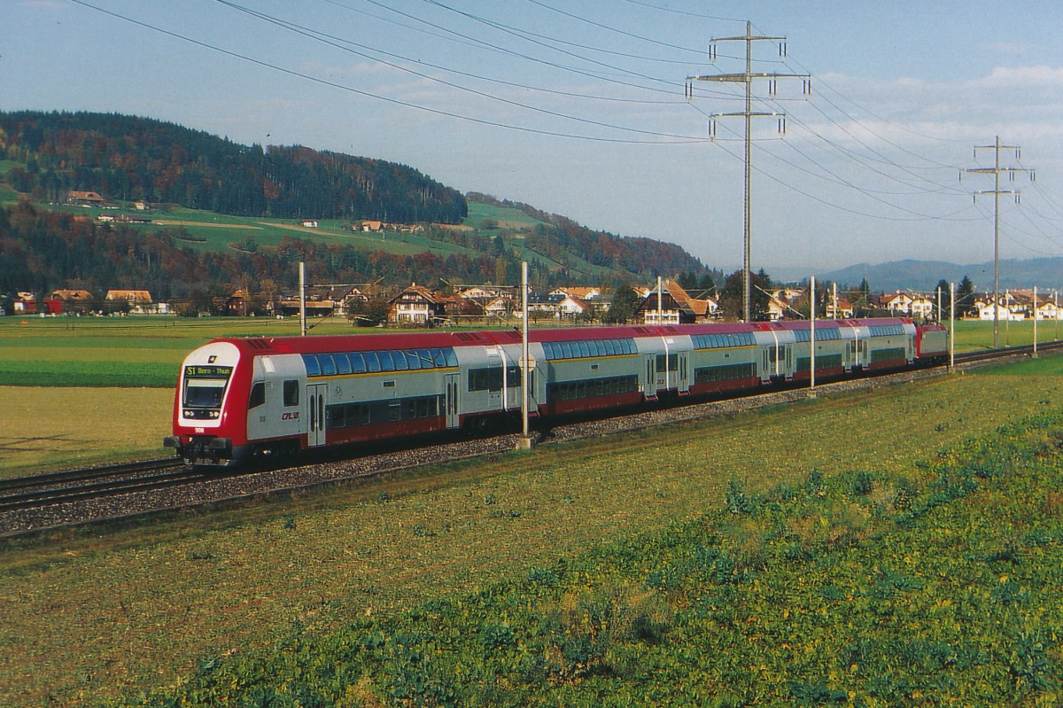 BLS/CFL: Gäste aus Luxemburg bei der BLS. Im Zusammenhang mit der Neuanschaffung von Doppelstöckern wurden im Jahre 2005 auf der S-Bahn Bern-Fribourg (S1) planmässige Testfahrten durchgeführt mit zwei Doppelstockzügen der SOCIETE NATIONALE DES CHEMINS DE FER LUXEMBOURGEOIS. Auch von der Steuerwagenseite her machen die Doppelstöcker aus Luxemburg eine gute Figur in der Schweizer-Landschaft. Die Steuerwagen von Luxemburg sehen übrigens denjenigen von Deutschland und Dänemark ähnlich. Die Aufnahme ist im Aaretal zwischen Kiesen und Wichtrach entstanden.
Foto: Walter Ruetsch