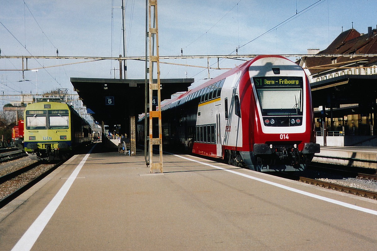 BLS/CFL: Gäste aus Luxemburg bei der BLS. Im Zusammenhang mit der Neuanschaffung von Doppelstöckern wurden im Jahre 2005 auf der S-Bahn Bern-Fribourg (S1) planmässige Testfahrten durchgeführt mit zwei Doppelstockzügen der SOCIETE NATIONALE DES CHEMINS DE FER LUXEMBOURGEOIS. Auch von der Steuerwagenseite her machen die Doppelstöcker aus Luxemburg eine gute Figur in der Schweizer-Landschaft. Die Steuerwagen von Luxemburg sehen übrigens denjenigen von Deutschland und Dänemark ähnlich. Die Aufnahme ist in Thun entstanden.
Foto: Walter Ruetsch