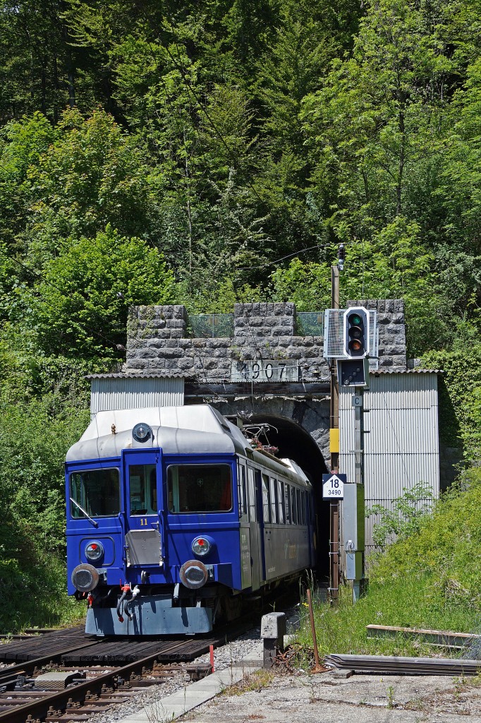 BLS/Ciné Tunnel Kino: BLS ABe 526 290.2 Nr. 11 ex SOB beim Verlassen des Weissensteintunnels am 24. Mai 2014.
Foto: Walter Ruetsch 