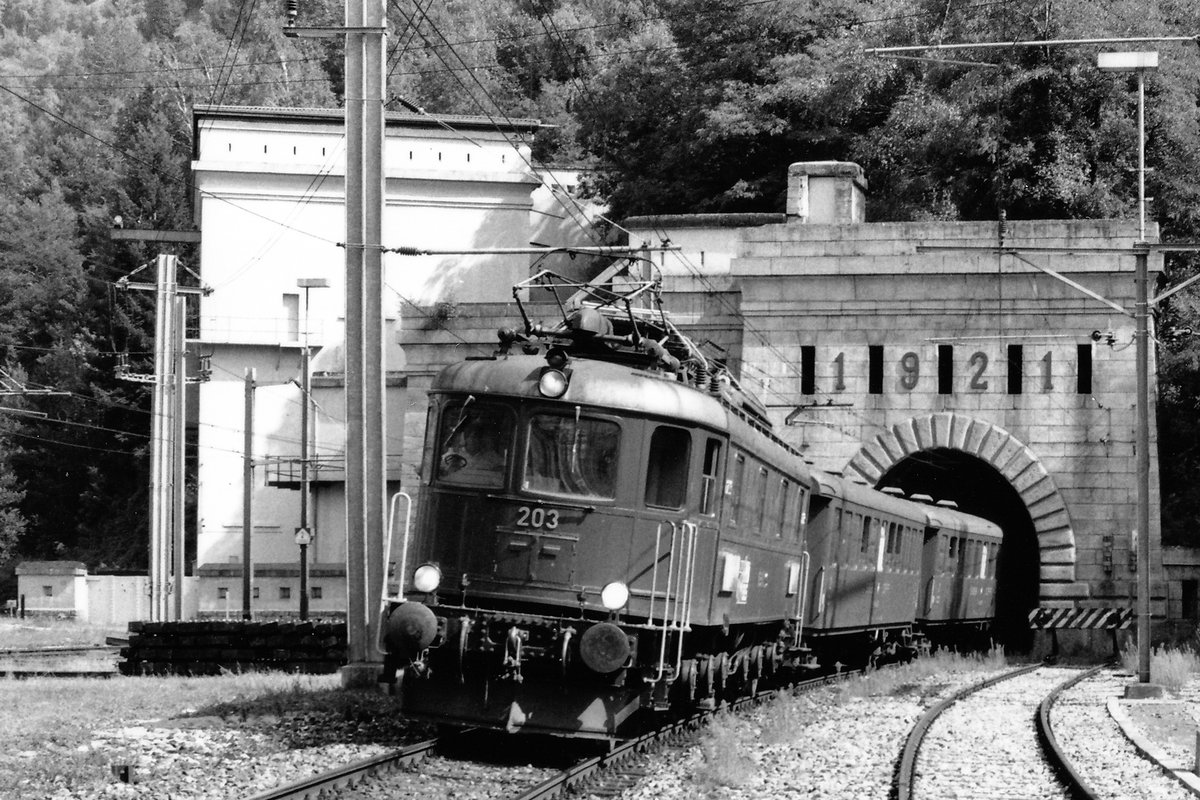 BLS:
Das Nordportal des Simplontunnels mit einer Länge von knapp 20 Kilometer. Ein Personenzug der Bern-Lötschberg-Simplon-Bahn (BLS) mit der Ae 6/8 203 kurz vor dem Bahnhof Brig im Jahre 1979.
Die 203 aus dem Jahre 1929 wurde nach den Feierlichkeiten zum Jubiläumsfest 75 Jahre BLS als letzte Breda Lokomotive ausrangiert und im Jahre 1989 abgebrochen.
Bewilligter Fotostandort neben den beiden Abstellgeleisen. Bildausschnitt Fotoshop.
Foto: Walter Ruetsch 