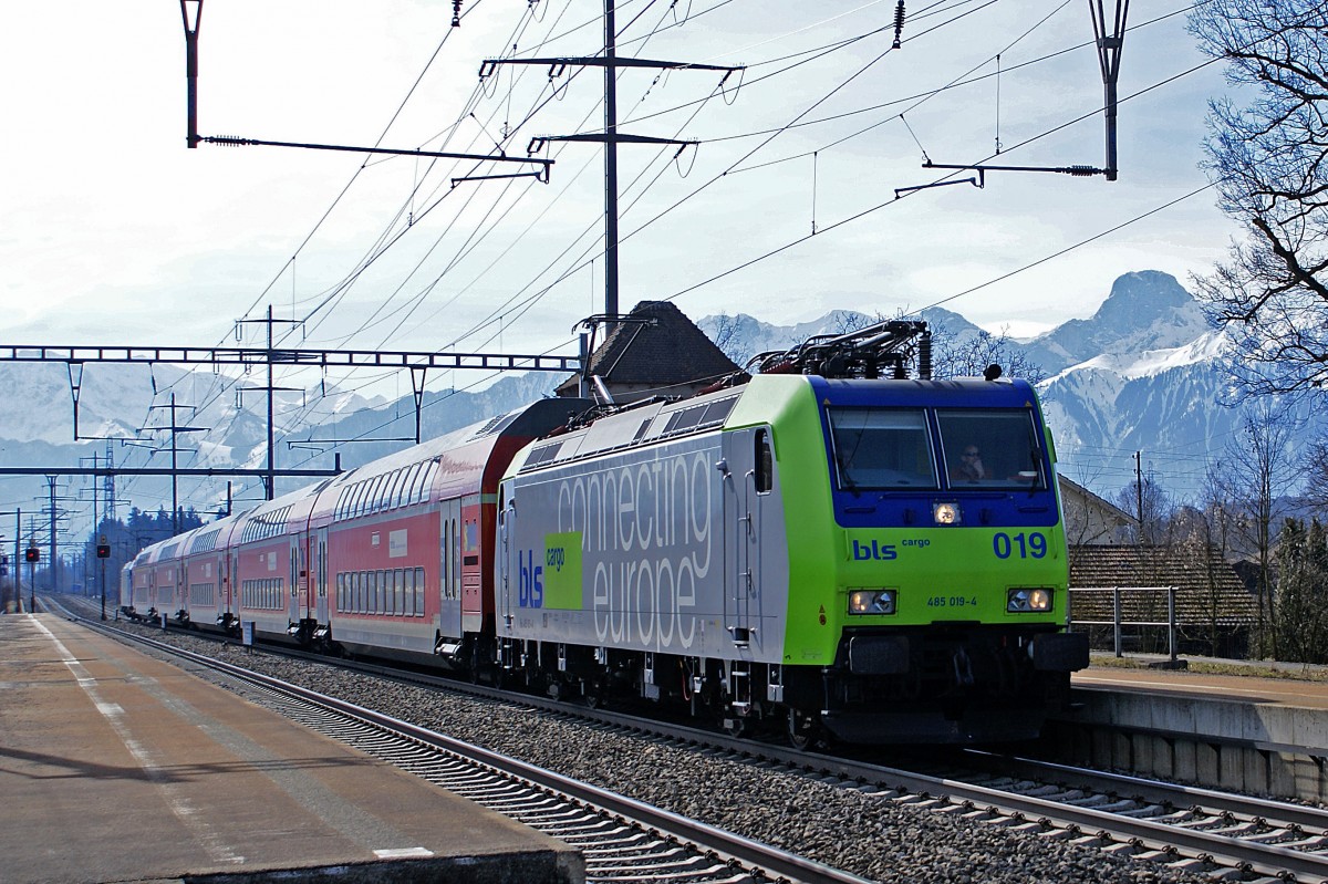 BLS/DB: Gäste aus Deutschland bei der BLS. Infolge verzögerter Auslieferung der  LOETSCHBERGER  verkehrten ab dem Fahrplanwechsel 2008 bis in den Frühling 2009 auf der S-Bahn Bern-Fribourg (S1) Ersatzpendelzüge mit DB-Doppelstockwagen. Ersatzpendelzug mit 485 019-4 und 185 525-3 an beiden Enden bei Kiesen am 14. März 2009.
Foto: Walter Ruetsch 