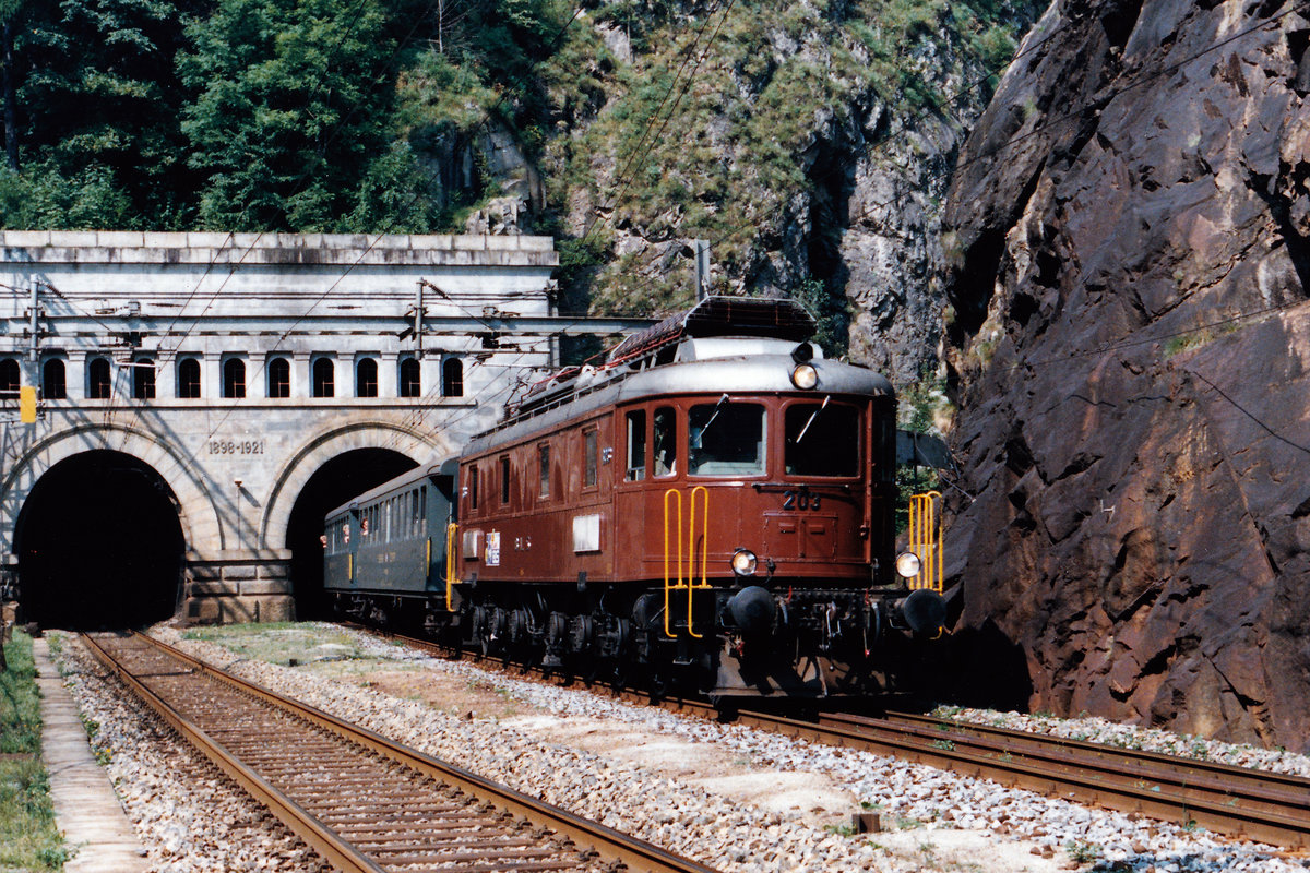 BLS:
Ein Personenzug der Bern-Lötschberg-Simplon-Bahn (BLS) ab Brig mit der Ae 6/8 203 bei Iselle auf der Fahrt nach Domodossola im Jahre 1979.
Foto: Walter Ruetsch 