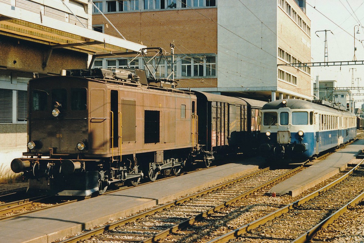 BLS/GBS: Regionalzug nach Schwarzenburg mit dem SEZ ABDe 4/8 741 (1945) anlässlich der Überholung eines Güterzuges mit der BN Ce 4/4 315 (1920) in Köniz im März 1984.
Foto: Walter Ruetsch