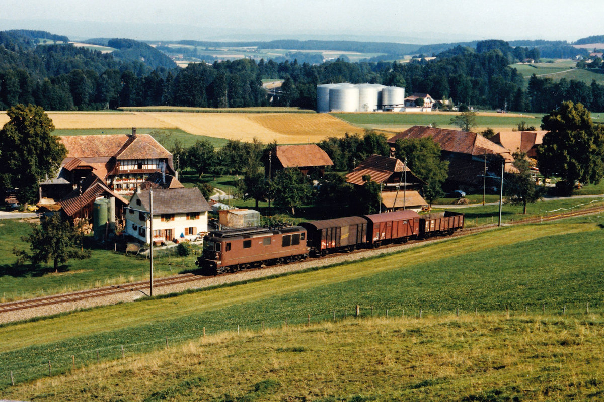 BLS/GBS:
Ein typischer Güterzug der Gürbetal-Bern-Schwarzenburg-Bahn (GBS) mit einer Re 4/4 auf der Fahrt nach Schwarzenburg, wie er in den 80er-Jahren noch täglich verkehrte.
Ab und zu gelangte für diese Leistung auch die ältere Ce 4/4 in den Einsatz.
Foto: Walter Ruetsch