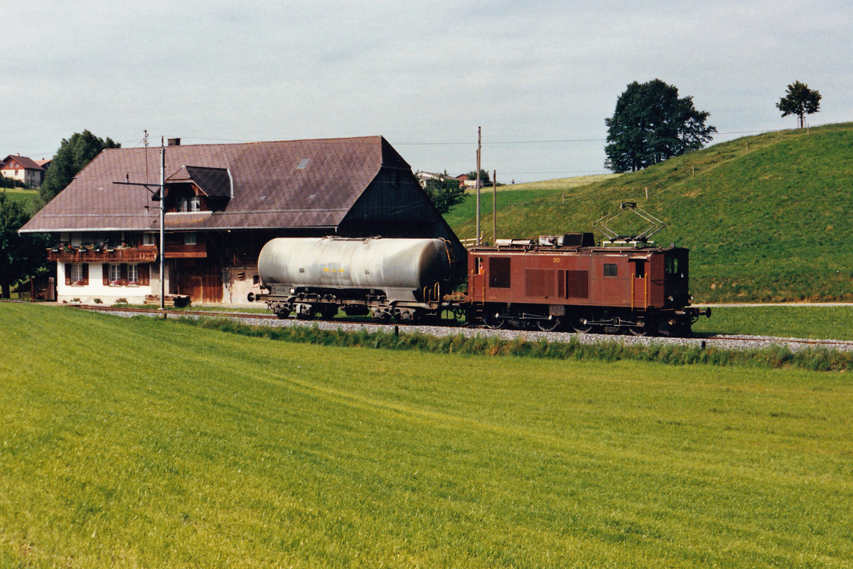 BLS/GBS:
Impressionen der Gürbetal-Bern-Schwarzenburg-Bahn (GBS).
Güterzug mit der Ce 4/4 311 ab Schwarzenburg im Juli 1986.
Foto: Walter Ruetsch 
 
