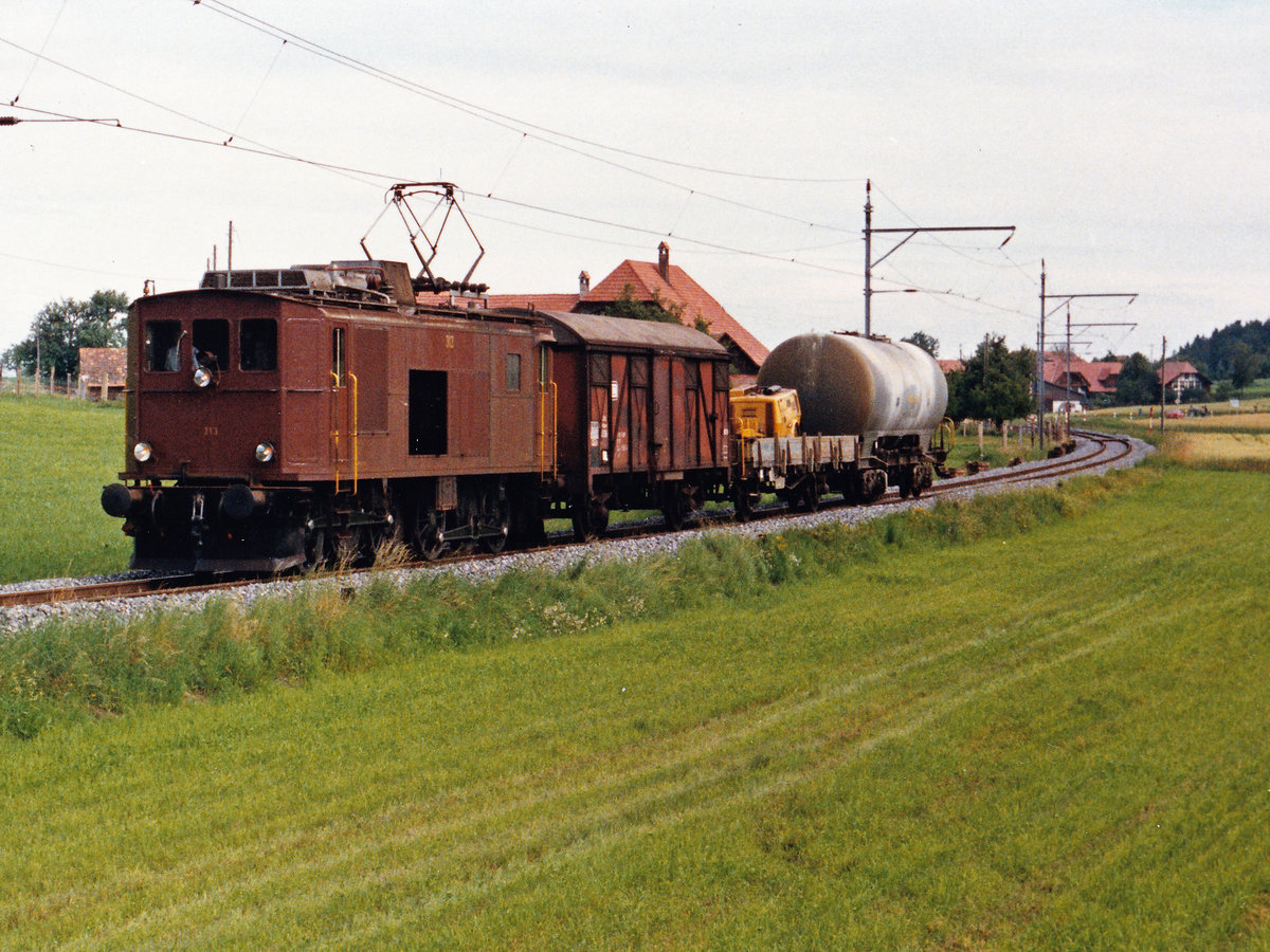 BLS/GBS:
Impressionen der Gürbetal-Bern-Schwarzenburg-Bahn (GBS).
Güterzug mit der Ce 4/4 311 nach Schwarzenburg im Juli 1986.
Foto: Walter Ruetsch 
