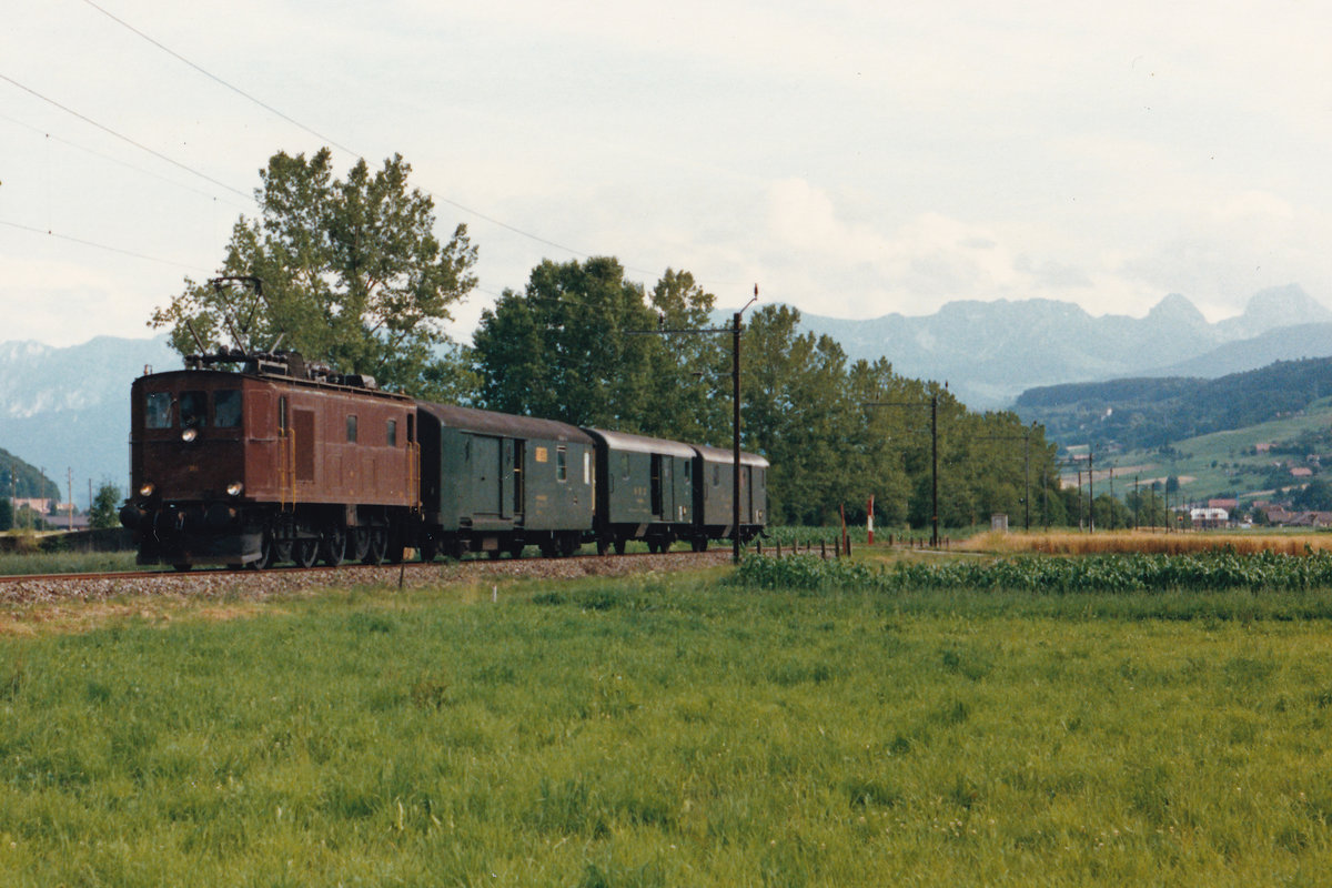 BLS/GBS:
Impressionen der Gürbetal-Bern-Schwarzenburg-Bahn (GBS).
Postzug Thun - Bern mit der Ce 4/4 311 im August 1987.
Foto: Walter Ruetsch 
