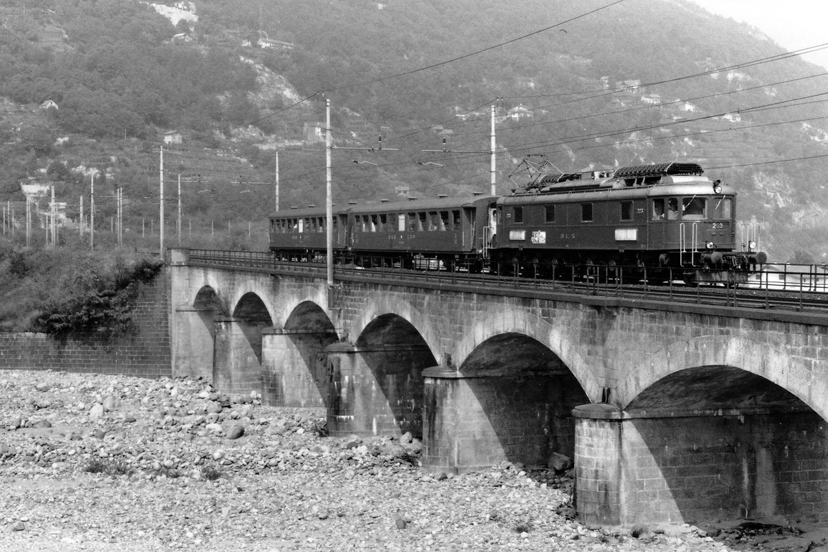 BLS:
Kurzer Personenzug Brig-Domodossola mit der Ae 6/8 203 auf voller Fahrt in Domodossola im Jahre 1979.
Die 203 aus dem Jahre 1929 wurde nach den Feierlichkeiten zum Jubiläumsfest 75 Jahre BLS als letzte Breda Lokomotive ausrangiert und im Jahre 1989 abgebrochen. 
Foto: Walter Ruetsch