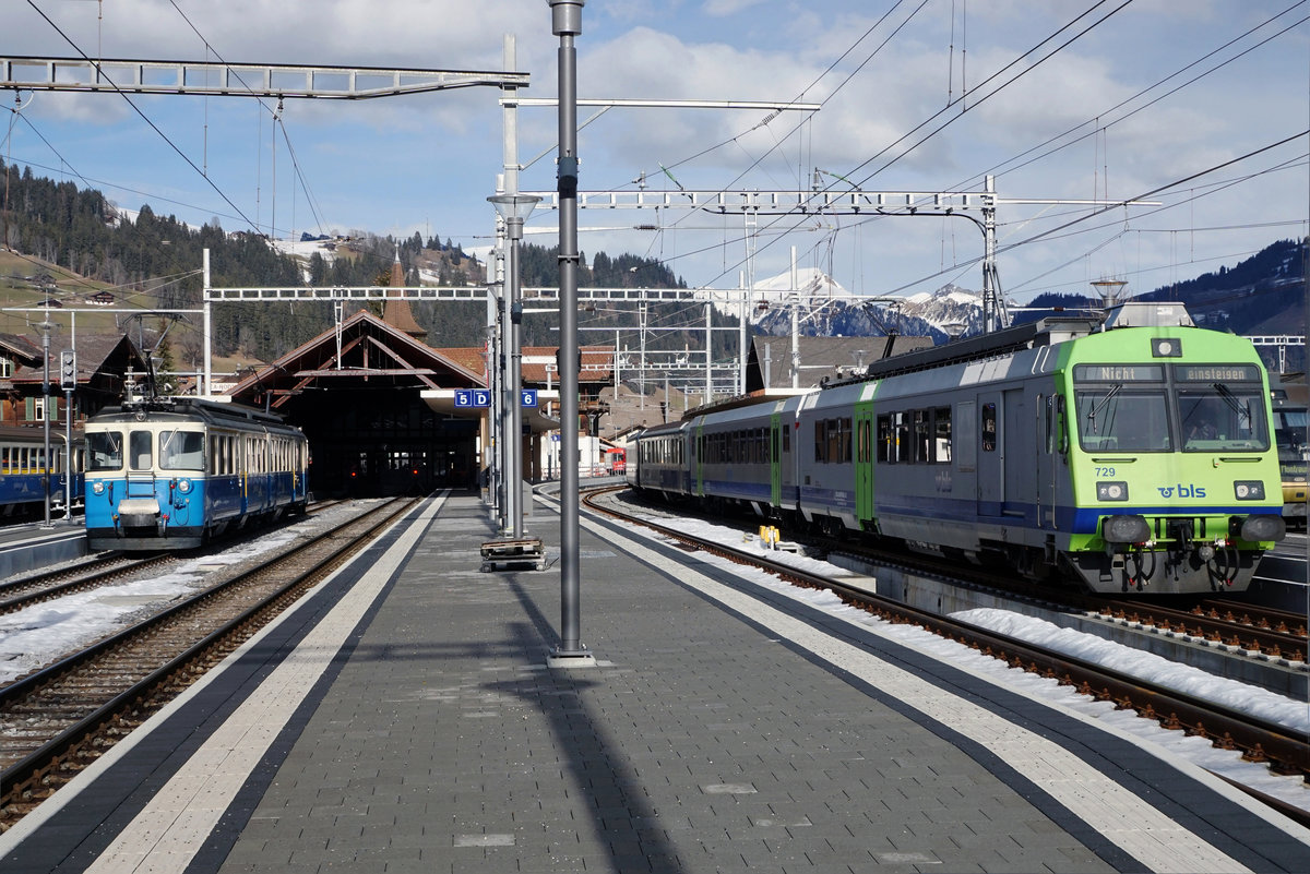 BLS/MOB: Oldtimertreffen im Bahnhof Zweisimmen mit MOB ABDe 8/8 4001  SCHWEZ , Baujahr 1968, und dem BLS RBDe 565 729, Baujahr 1982.
Für den Bahnfotografen sehr erfreulich, solche Veteranen auf normaler und schmaler Spur auch im Jahre 2018 noch im planmässigen Betrieb erleben zu dürfen.
Foto: Walter Ruetsch