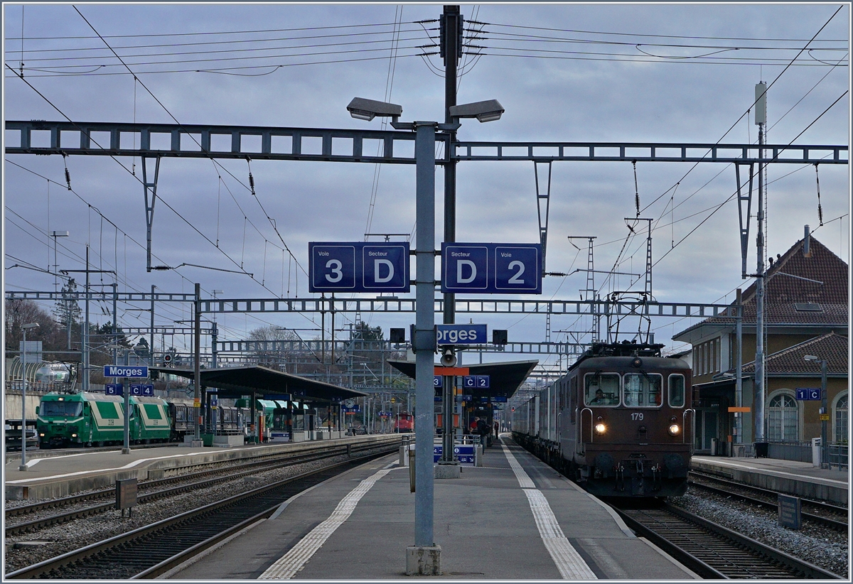 BLS/RailCare und Coop führen Schweiz weit zwischen den Lagerzentren eine umweltfreundlichen Verkehr auf der Schiene, hier fährt die BLS R 4/4 mit einem RailCare Zug Richtung Genève durch den Bahnhof von Morges.
22. Feb. 2017