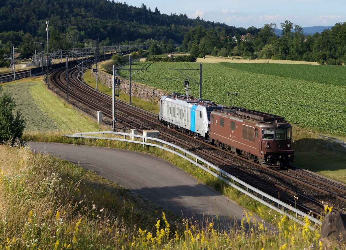 BLS/RAILPOOL (BOMBARDIER): Die BLS Re 4/4 171 mit der RAILPOOL 187 005-4 bei Roggwil am 25. Juni 2015.
Foto: Walter Ruetsch 