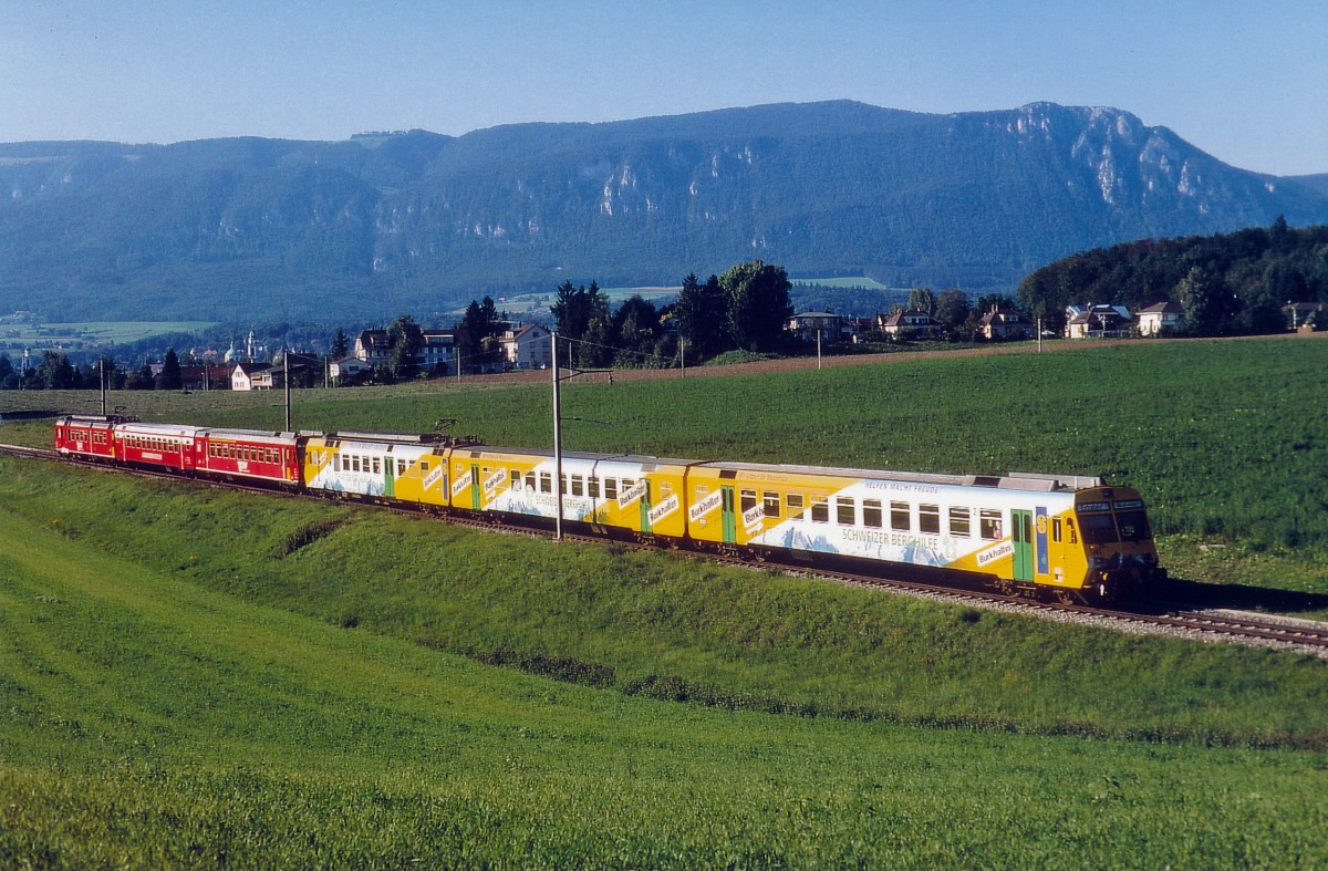 BLS/RM: Doppeltraktion RBDe 566 zwischen Solothurn und Biberist in Richtug Burgdorf unterwegs im Juni 2008. An der Sptitze des Zuges ist der Pendelzug mit dem Werbeanstrich für die Berghilfe, bestehend aus RBDe 566 241, B 562 (ex VHB) und dem ABt 941 eingereiht.
Foto: Walter Ruetsch