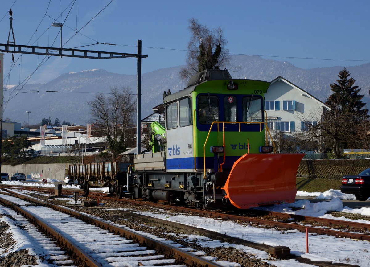 BLS/RM/SMB: Der Tm 235 079-1 (ehemals SMB) steht wie die Aufnahme vom 22. Januar 2016 zeigt, in Langendorf für den Winterdienst auf der BLS-Strecke Solothurn Moutier bereit.
Foto: Walter Ruetsch 
