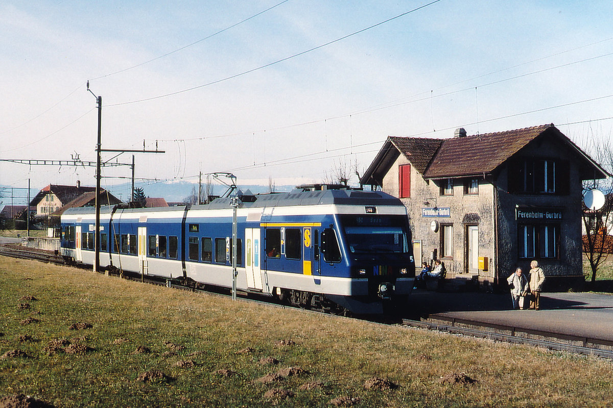 BLS/SBB: Eigentlich noch nicht all zu lange Zeit her und trotzdem bereits Geschichte.
Regionalzug Neuchâtel - Bern mit einem RABe 525 NINA bei einem Zwischenhalt in Ferenbalm-Gurbrü im August 1999. Besondere Beachtung gilt dem damaligen fotogenen Bahnhofsgebäude.
Foto: Walter Ruetsch 