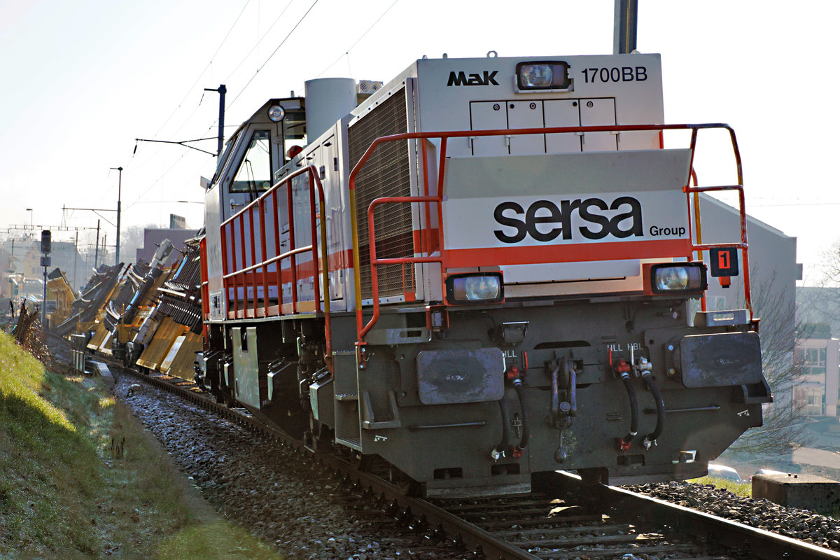 BLS/SBB: SOLOTHURN - MOUTIER - BAHN
Strecke zwischen Solothurn und Oberdorf gesprerrt.
Ab dem Freiag Abend 23.3.2018 bis Montag Morgen 26.3.2018 fanden zwischen Solothurn und Oberdorf Bauarbeiten statt. Deswegen wurde der Streckenabschnitt zwischen Solothurn und Oberdorf während dieser Zeit gesperrt und mit Bahnersatzbussen betrieben. 
In erster Linie handelte es sich um Bauarbeiten am Bahnhof Langendorf. Dort mussten bei einem der beiden Geleise die veralteten Schwellen durch neue Holzschwellen ersetzt werden. Weiter wurden zwei Weichen ausgewechselt und eine weitere Weiche ersatzlos zurückgebaut. Diese wurde früher als Anschlussweiche zur MIGROS genutzt.
Die Aufnahmen der Grossbaustelle samt der verschiedensten Baumaschinen entstanden am 24. März 2018 in Langendorf.
Foto: Walter Ruetsch 
