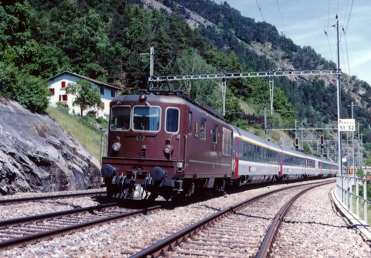 BLS/SEZ: SEZ Re 4/4 177  ZWEISIMMEN  beim Passieren der Lötschberg Südrampe im August 1998.
Foto: Walter Ruetsch