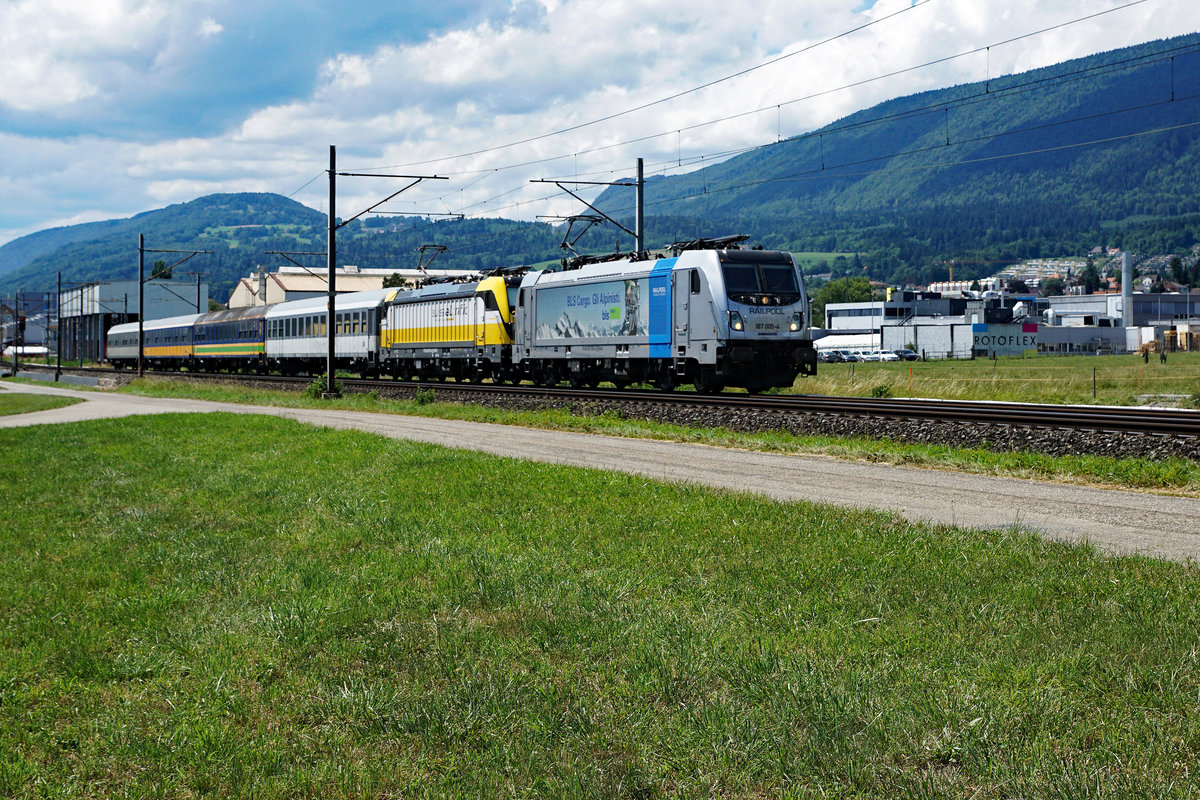 BLS/SWISS RAIL TRAFFIC: Messzug mit 187 005-4 und 487 001 bei Grenchen unterwegs am 20. Juli 2017.
Foto: Walter Ruetsch