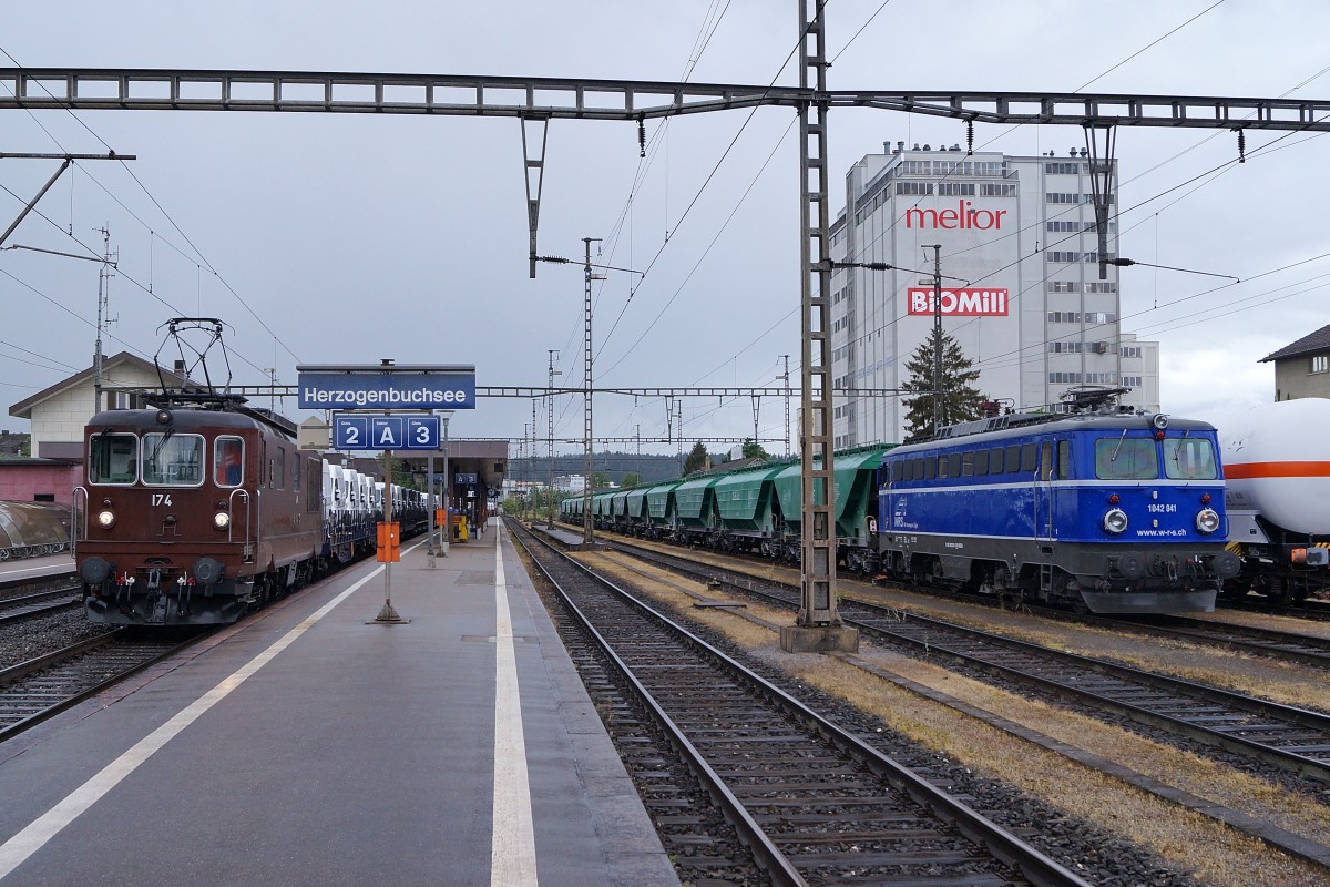 BLS/WRS: Sehr seltenes LOK OLDTIMERTREFFEN am 20. Mai 2015 in Herzogenbuchsee mit der BLS Re 4/4 174 und der WRS 104201 (ehemals Oesterreichische Bundesbahnen) mit einem rumänischen Blockgüterzug.
Foto: Walter Ruetsch