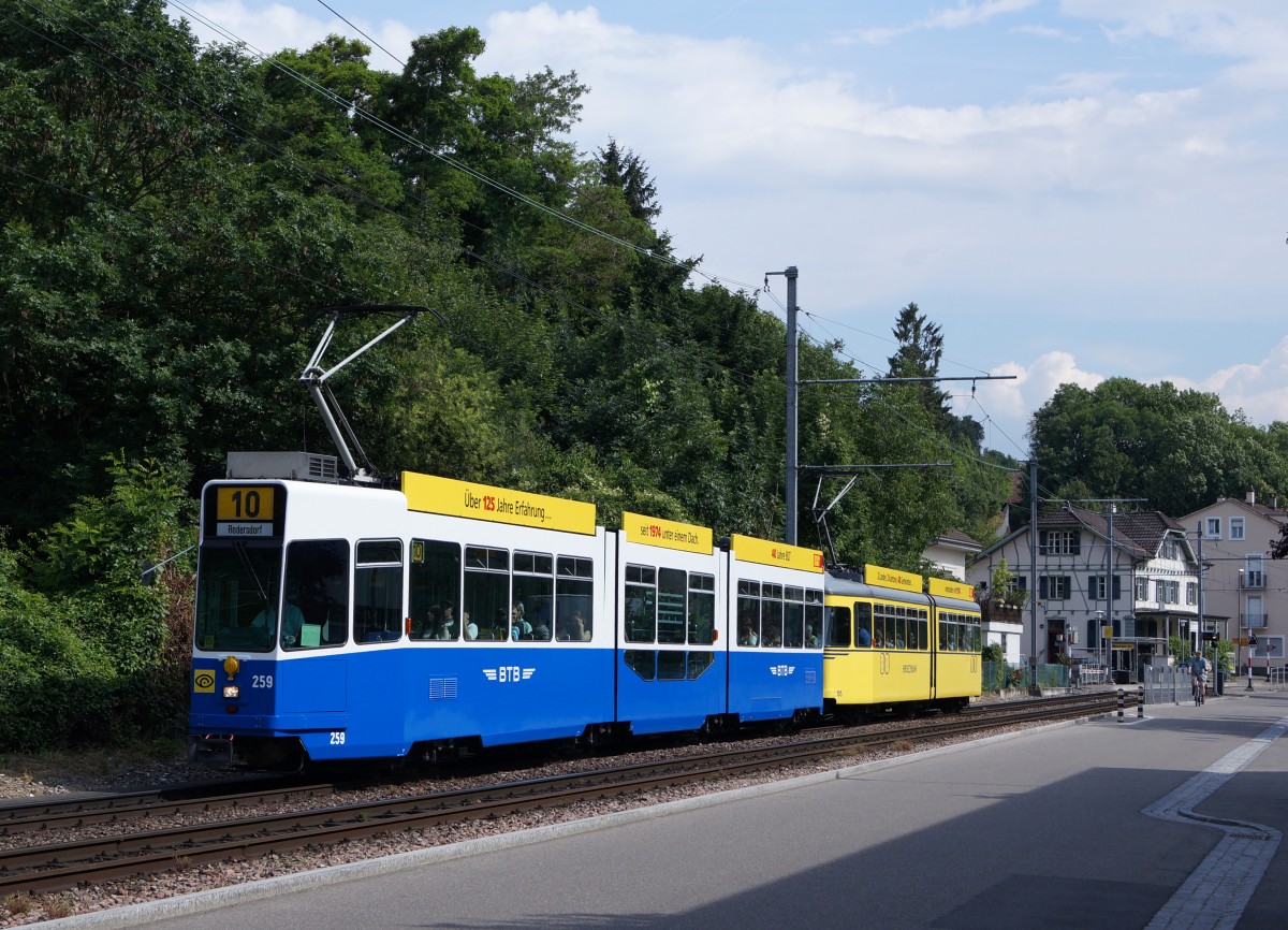 BLT: 40 JAHRE BLT, BTB und BIRSECKBAHN sei 1974 unter einem Dach. Jubiläumszug (in den ehemaligen Farbgebungen) bestehend aus dem Be 4/8 259 und dem Be 4/6 105 bei Münchenstein Dorf am 19. Juni 2014. Im Hintergrund ist das historische Gebäude der ehemaligen Tramstation ersichtlich.
Foto: Walter Ruetsch