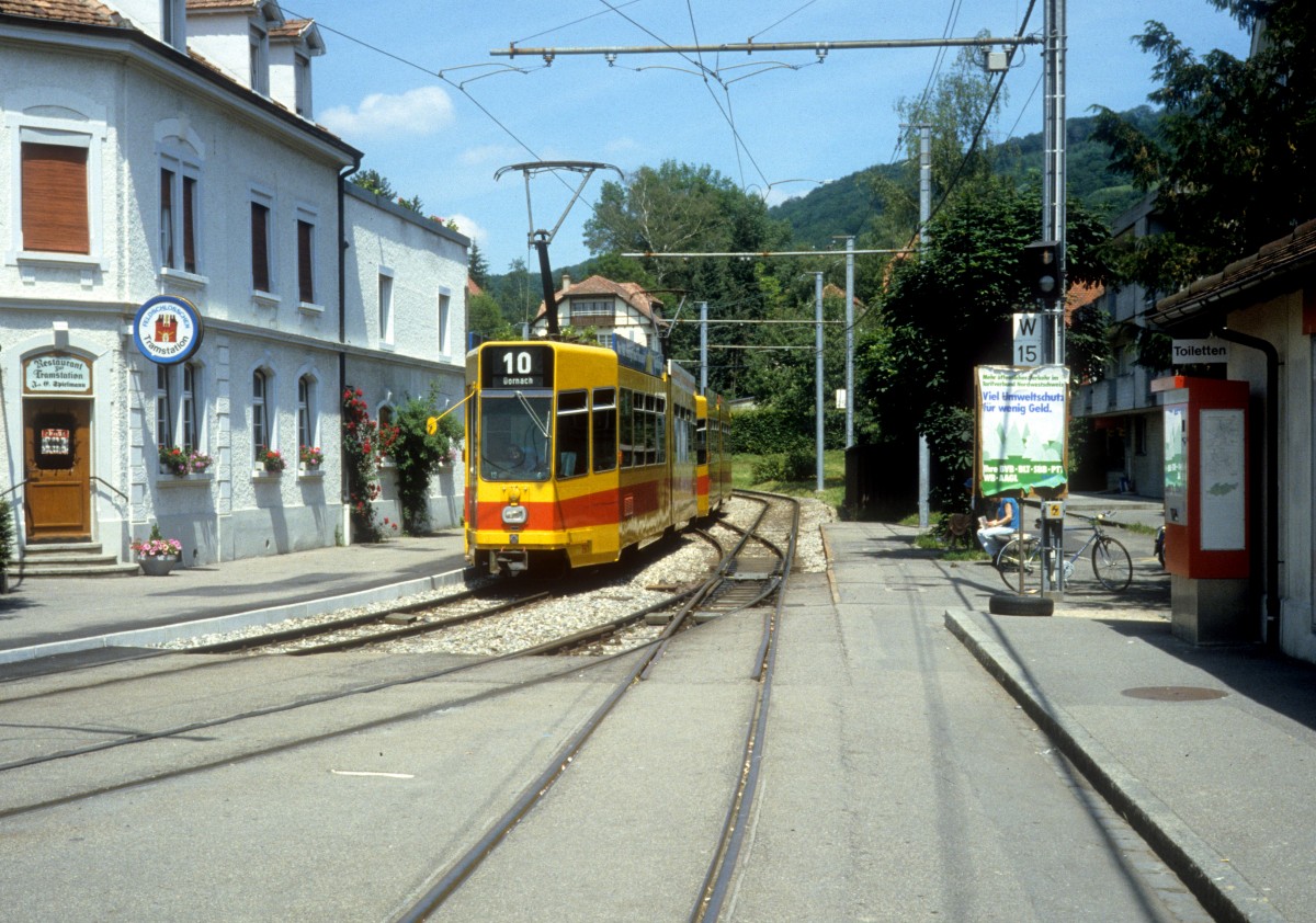 BLT (Baselland Transport AG) Tram 10 am Restaurant zur Tramstation in Arlesheim Dorf am 30. Juni 1987.
