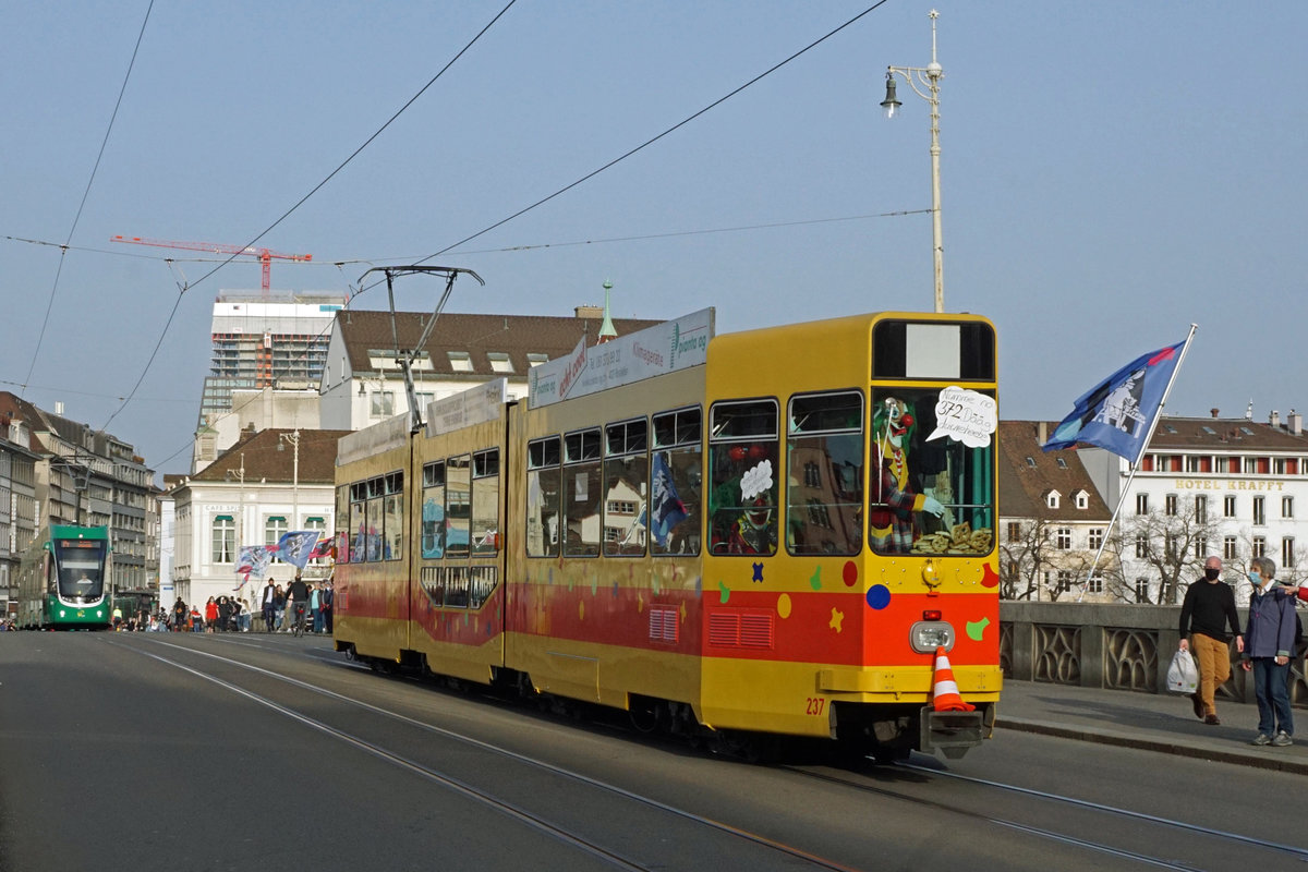 BLT-Fasnachtsdrämmli in Basel.
Die Basler Fasnacht 2021, die  drey scheenste Dägg  war auch 2021 anders als sonst.
Infolge der Covid-19-Pandemie wurden wie schon im Vorjahr der Morgenstreich, die Laternenausstellung, die Kinderfasnacht, das Guggenkonzert, der Cortège sowie der Endstreich abgesagt. Dadurch war bei den echten Fasnächtlern eine Traurigkeit spürbar.
Dank dem BLT-Fasnachtsdrämmli musste wenigstens an allen drei Tagen nicht ganz auf die Fasnacht verzichtet werden. 
Eingefangen wurden diese Impressionen am 24. Februar 2021.
Foto: Walter Ruetsch