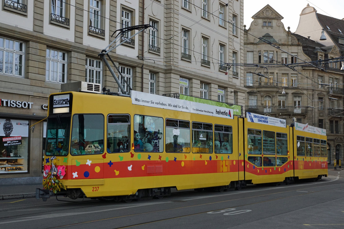 BLT-Fasnachtsdrämmli in Basel.
Die Basler Fasnacht 2021, die  drey scheenste Dägg  war auch 2021 anders als sonst.
Infolge der Covid-19-Pandemie wurden wie schon im Vorjahr der Morgenstreich, die Laternenausstellung, die Kinderfasnacht, das Guggenkonzert, der Cortège sowie der Endstreich abgesagt. Dadurch war bei den echten Fasnächtlern eine Traurigkeit spürbar.
Dank dem BLT-Fasnachtsdrämmli musste wenigstens an allen drei Tagen nicht ganz auf die Fasnacht verzichtet werden. 
Eingefangen wurden diese Impressionen am 24. Februar 2021.
Foto: Walter Ruetsch