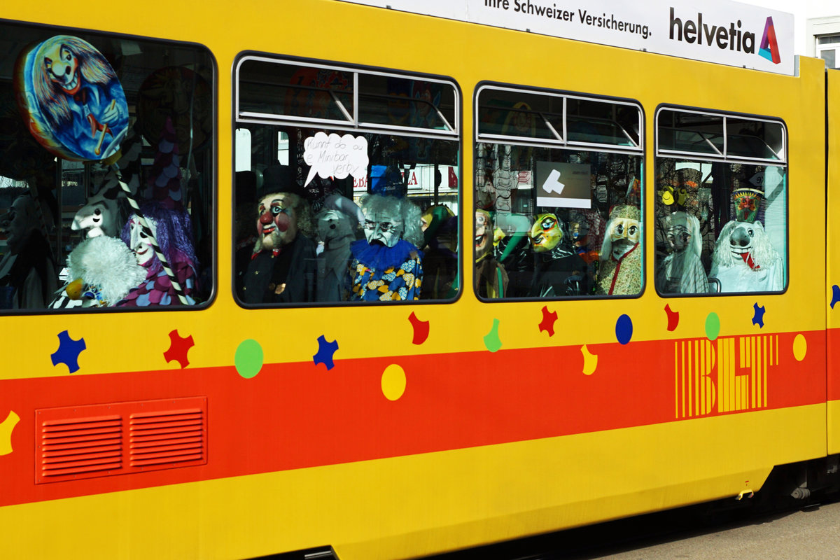 BLT-Fasnachtsdrämmli in Basel.
Die Basler Fasnacht 2021, die  drey scheenste Dägg  war auch 2021 anders als sonst.
Infolge der Covid-19-Pandemie wurden wie schon im Vorjahr der Morgenstreich, die Laternenausstellung, die Kinderfasnacht, das Guggenkonzert, der Cortège sowie der Endstreich abgesagt. Dadurch war bei den echten Fasnächtlern eine Traurigkeit spürbar.
Dank dem BLT-Fasnachtsdrämmli musste wenigstens an allen drei Tagen nicht ganz auf die Fasnacht verzichtet werden. 
Eingefangen wurden diese Impressionen am 24. Februar 2021.
Foto: Walter Ruetsch