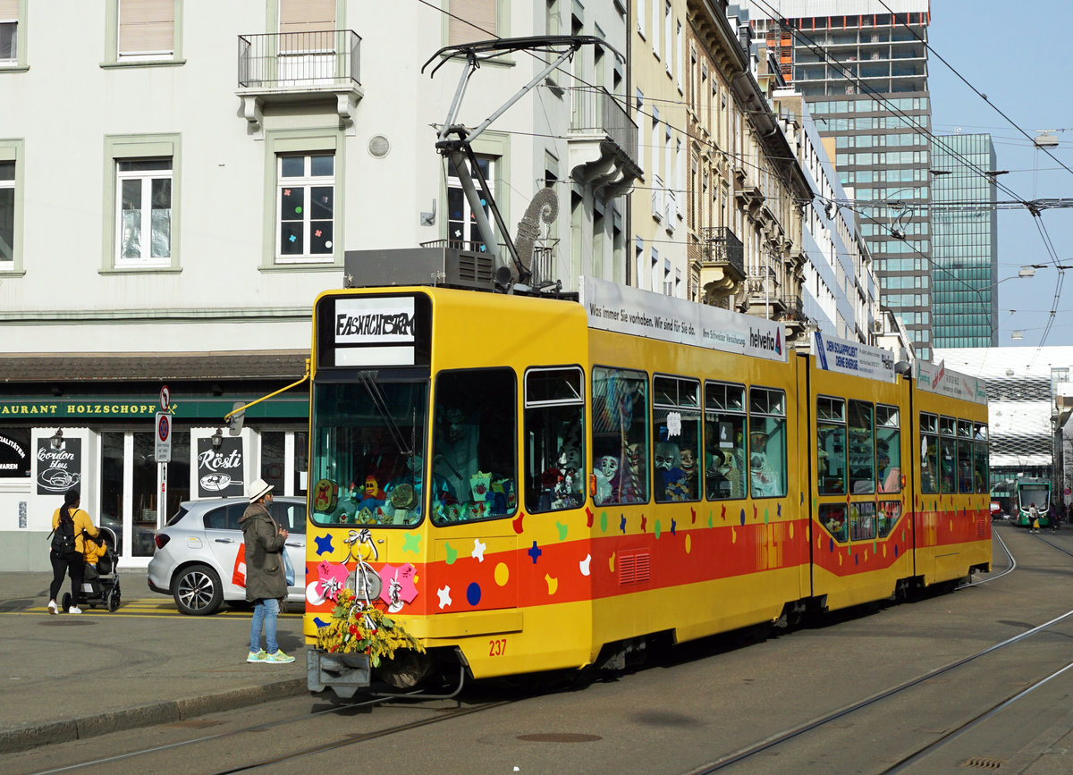 BLT-Fasnachtsdrämmli in Basel.
Die Basler Fasnacht 2021, die  drey scheenste Dägg  war auch 2021 anders als sonst.
Infolge der Covid-19-Pandemie wurden wie schon im Vorjahr der Morgenstreich, die Laternenausstellung, die Kinderfasnacht, das Guggenkonzert, der Cortège sowie der Endstreich abgesagt. Dadurch war bei den echten Fasnächtlern eine Traurigkeit spürbar.
Dank dem BLT-Fasnachtsdrämmli musste wenigstens an allen drei Tagen nicht ganz auf die Fasnacht verzichtet werden. 
Eingefangen wurden diese Impressionen am 24. Februar 2021.
Foto: Walter Ruetsch