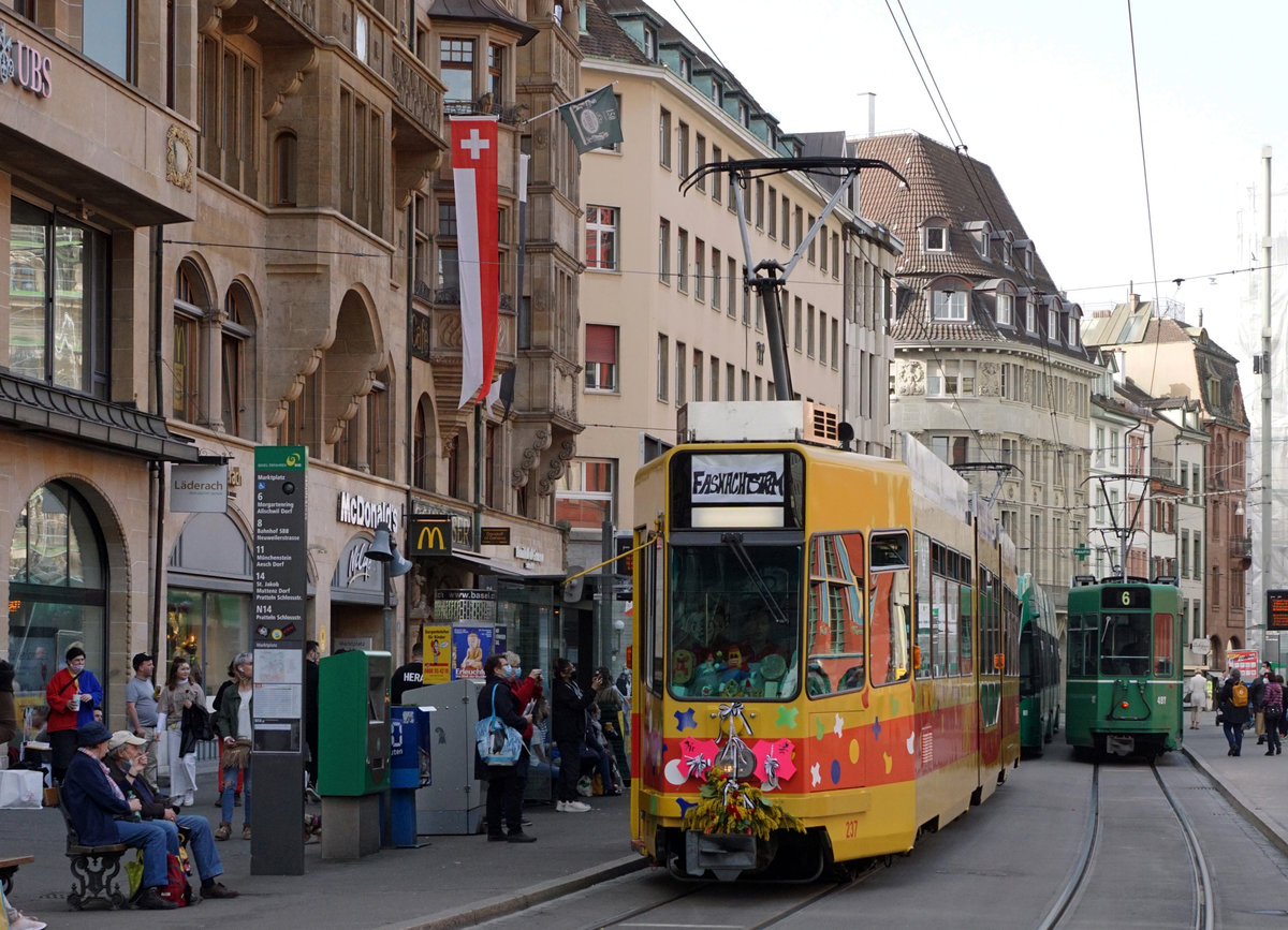 BLT-Fasnachtsdrämmli in Basel.
Die Basler Fasnacht 2021, die  drey scheenste Dägg  war auch 2021 anders als sonst.
Infolge der Covid-19-Pandemie wurden wie schon im Vorjahr der Morgenstreich, die Laternenausstellung, die Kinderfasnacht, das Guggenkonzert, der Cortège sowie der Endstreich abgesagt. Dadurch war bei den echten Fasnächtlern eine Traurigkeit spürbar.
Dank dem BLT-Fasnachtsdrämmli musste wenigstens an allen drei Tagen nicht ganz auf die Fasnacht verzichtet werden. 
Eingefangen wurden diese Impressionen am 24. Februar 2021.
Foto: Walter Ruetsch