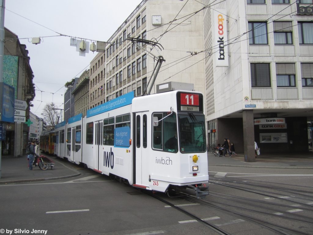 BLT Nr. 245 ''IWB'' + Nr. 102 (Be 4/8 ''Sänfte'' + Be 4/6) am 28.3.2015 in Basel, Aeschenplatz