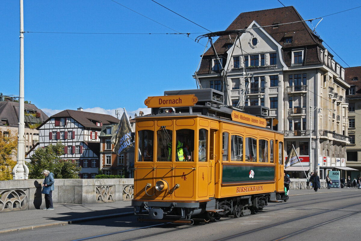 BLT Oldtimer Ce 2/3 Nr. 4 überquert am 07.10.2025 auf einer Extrafahrt die Mittlere Rheinbrücke. Aufnahme Basel.