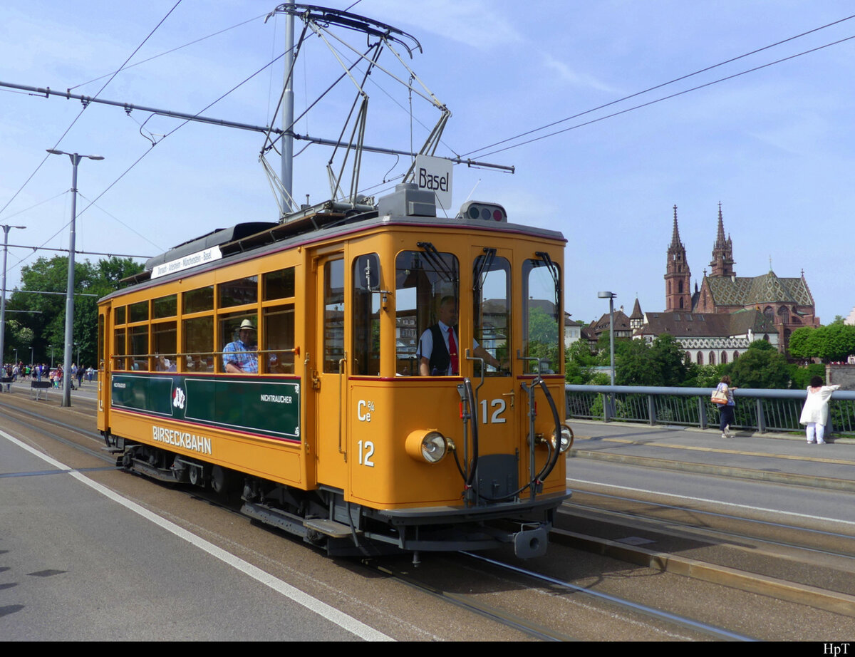 BLT - Oldtimer Tram Be 2/4  12  unterwegs an der Tramparade in der Stadt Basel am 22.05.2022