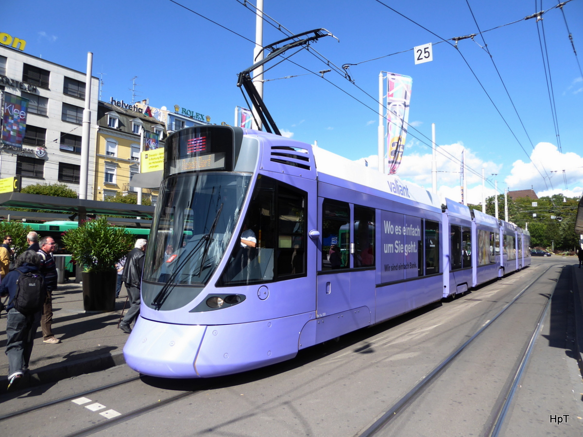 BLT - Tram 151 unterwegs auf der Linie 11 bei der Haltestelle vor dem Bahnhof SBB in Basel am 15.09.2017