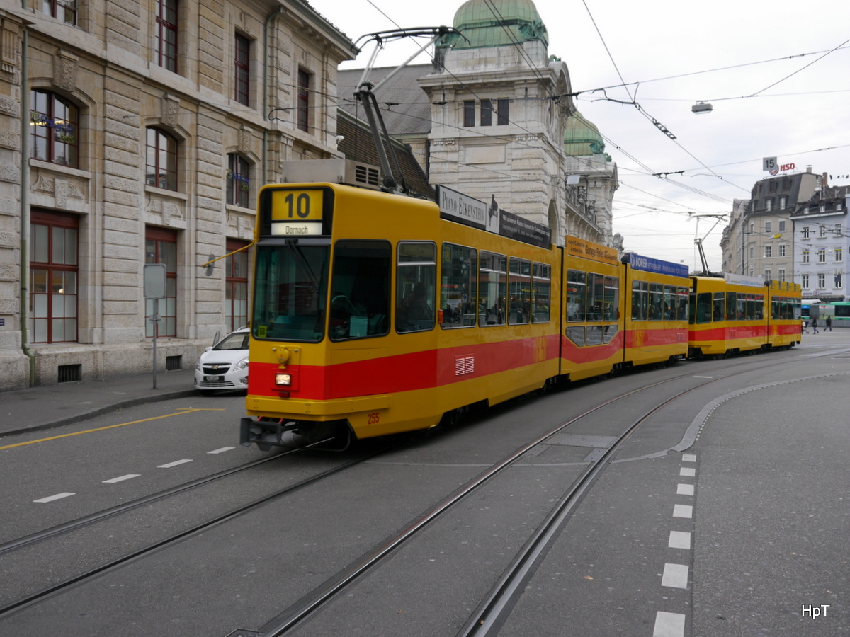 BLT - Tram Be 4/8 255 unterwegs auf der Linie 10 vor dem Bahnhof Basel SBB am 23.11.2016