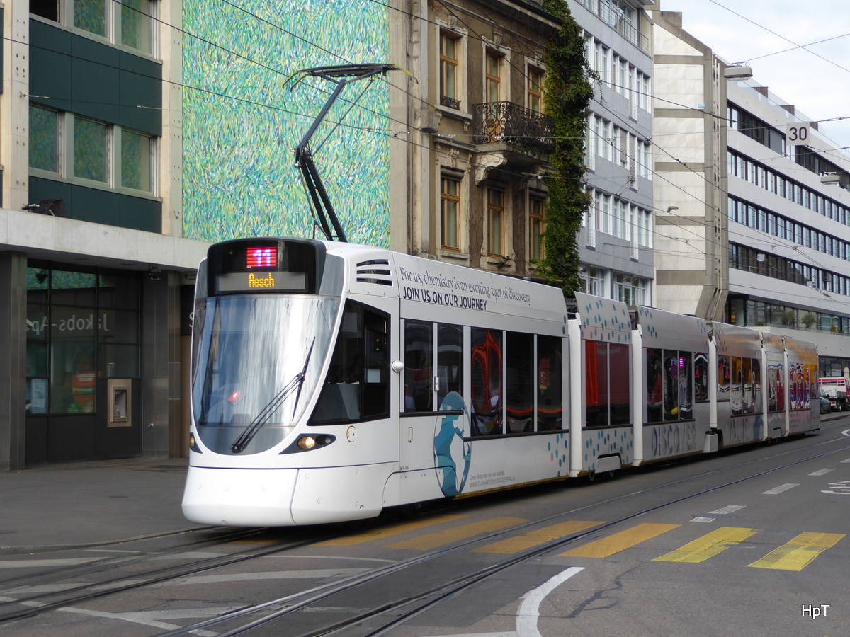 BLT - Tram Be 6/10  166 unterwegs auf der Linie 11 in der Stadt Basel am 06.10.2015