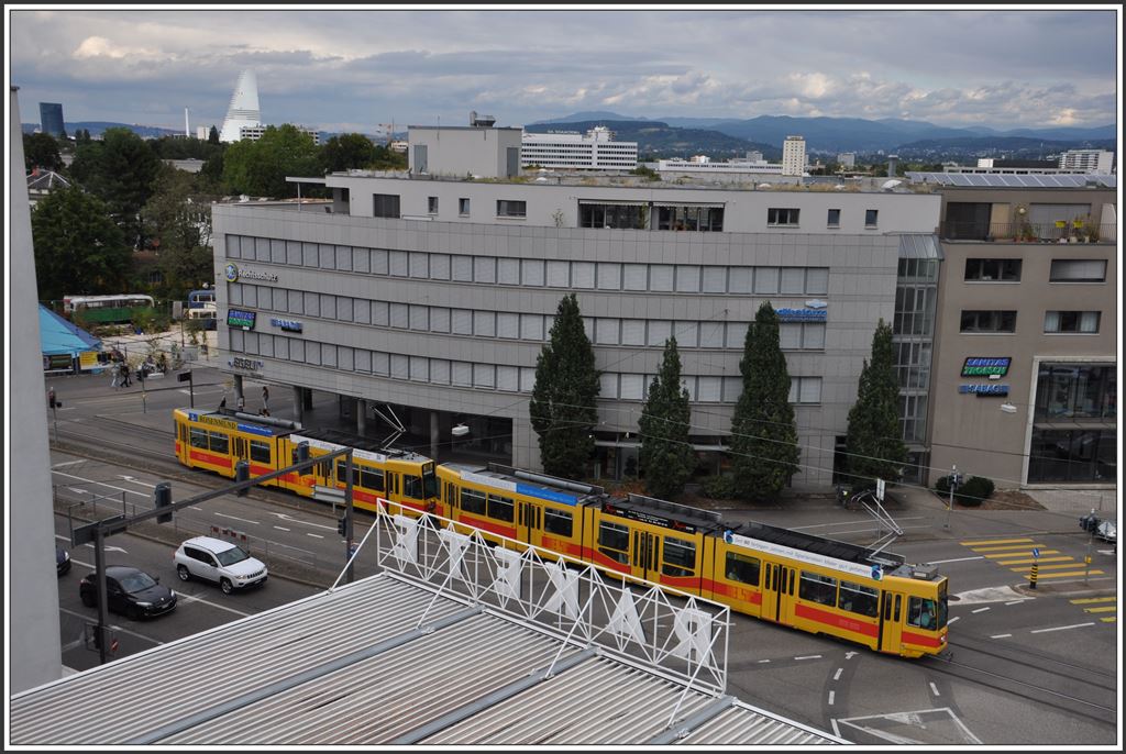 BLT Tram der Linie 10 im Dreispitz. Im Hintergrund ist der neue Rochetower zu sehen. (05.09.2015)