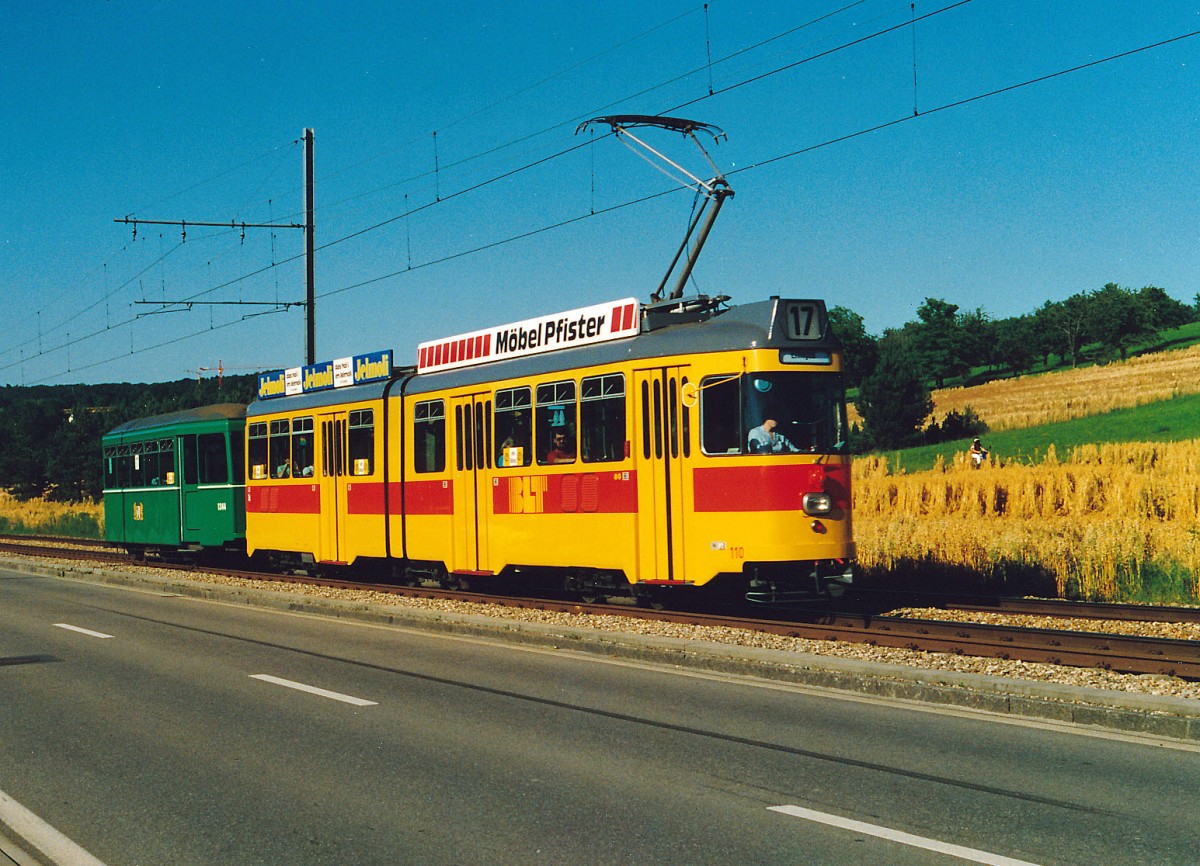 BLT: Tramzug der Linie 17 (Basel-Ettingen) mit dem Be 4/6 110 und einem B3 (ehemals BVB) im Juni 1983 auf der Fahrt nach Ettingen.
Foto: Walter Ruetsch