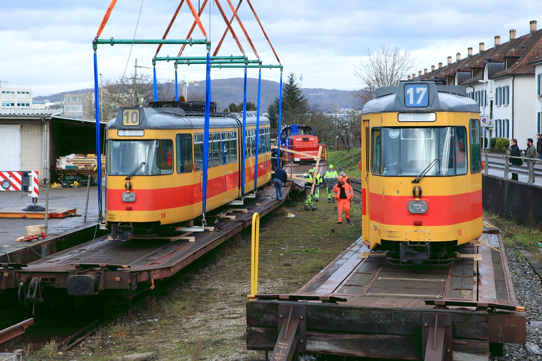 BLT Tw 108 wird zum Transport nach Belgrad verladen, Dreispitz, 05.01.2016.