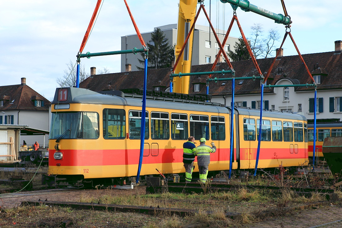 BLT Tw 112 wird für die Verladung in Richtung Belgrad vorbereitet. Mit einem Traktor wurde der Wagen auf dieses ansonsten nicht mehr genutze Gelände an der Wagenhalle Dreispitz geschoben. 05.01.2016.