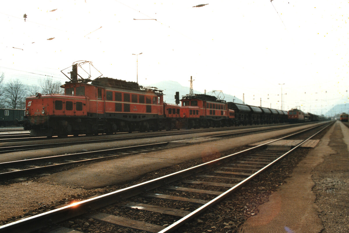 Bludenz: Zwei Lokomotiven der ÖBB-Baureihe 1020 (Österreich 1983)